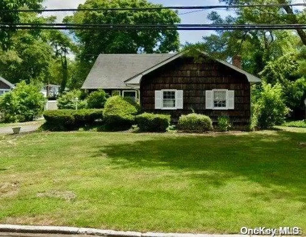 59 West Shore Road Oakdale NY 11769