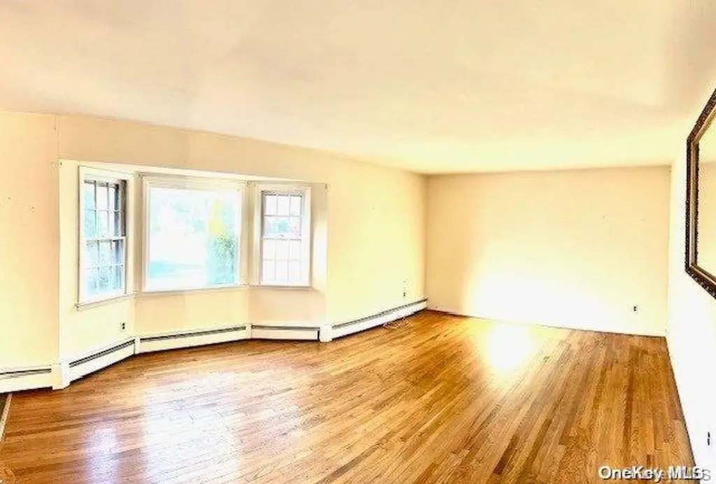 59 West Shore Road Oakdale NY 11769