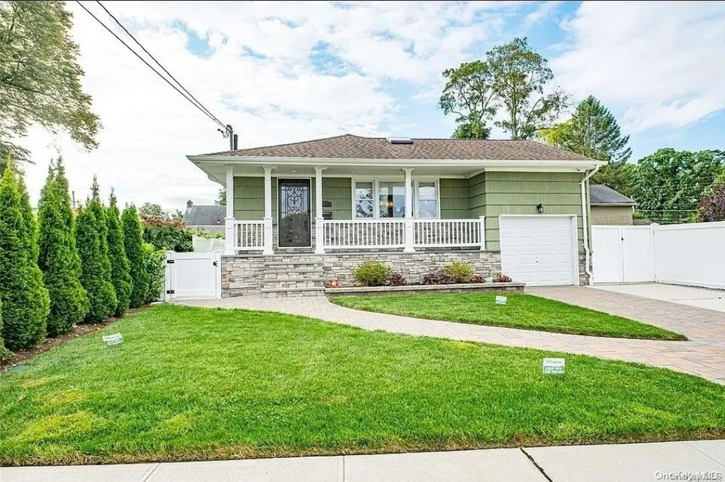 2104 Oxford Merrick NY 11566