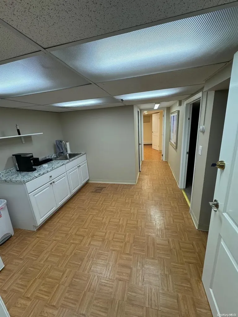 2104 Oxford Merrick NY 11566