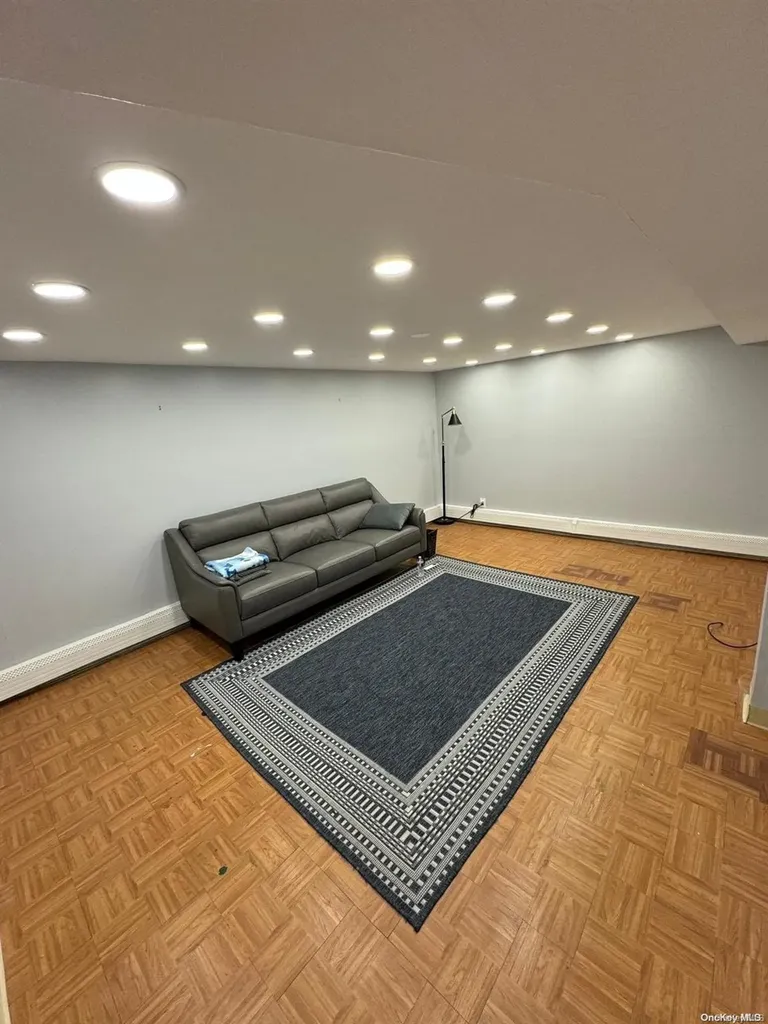 2104 Oxford Merrick NY 11566
