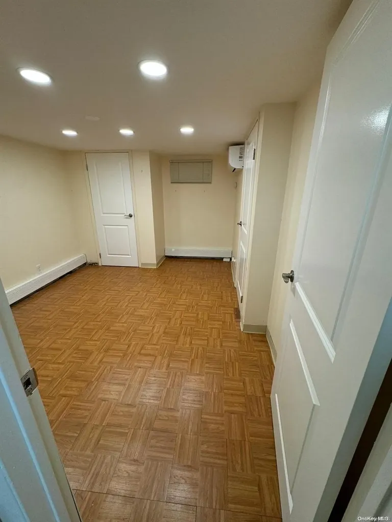 2104 Oxford Merrick NY 11566
