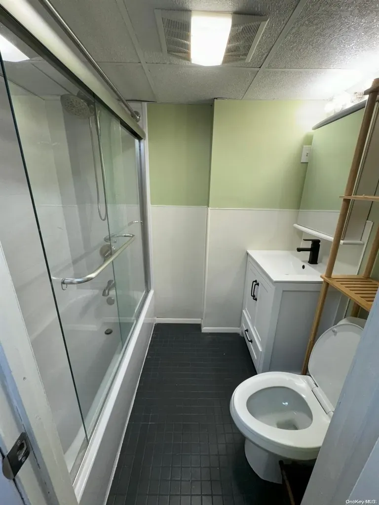 2104 Oxford Merrick NY 11566