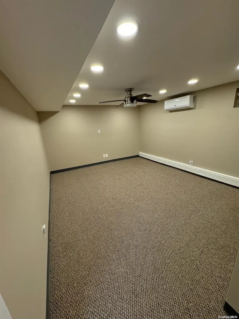 2104 Oxford Merrick NY 11566