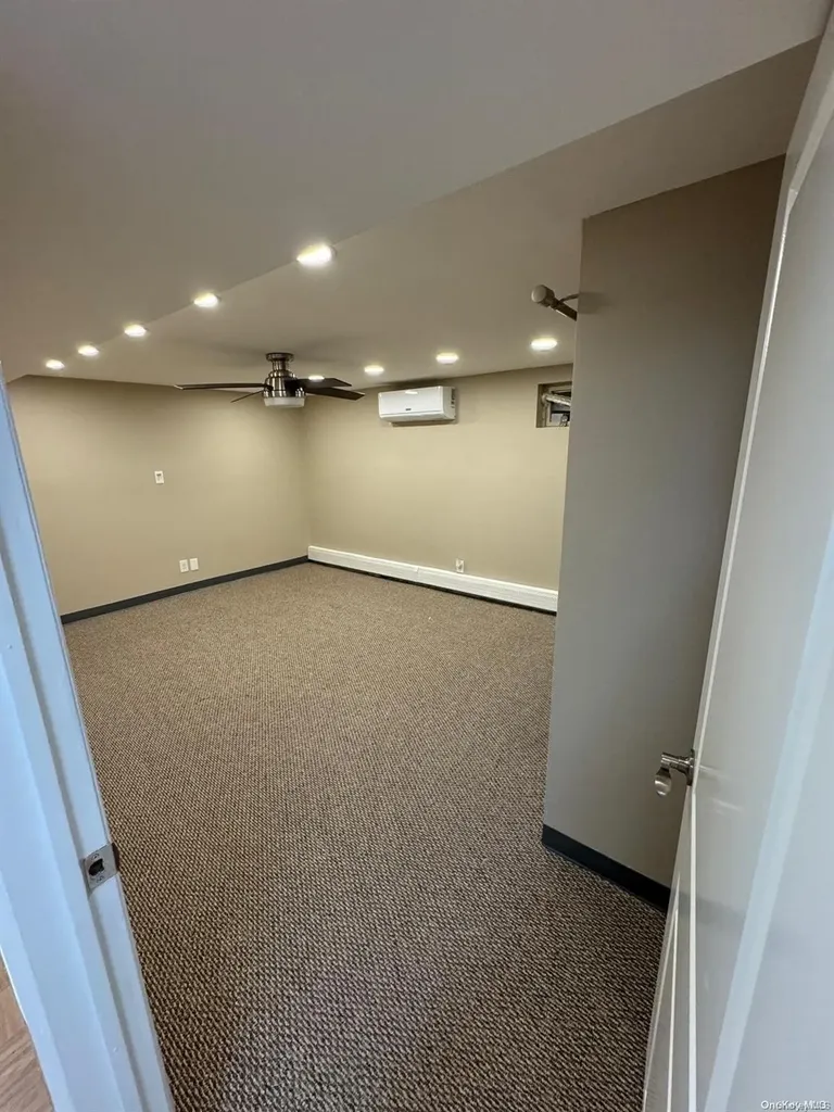 2104 Oxford Merrick NY 11566