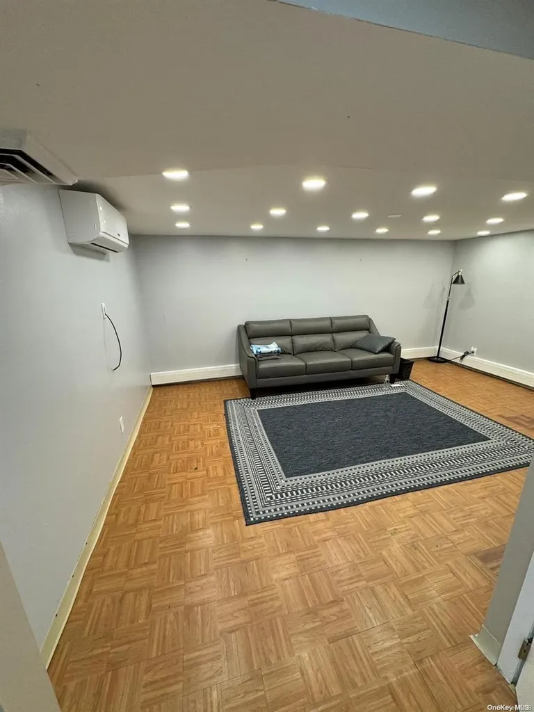 2104 Oxford Merrick NY 11566