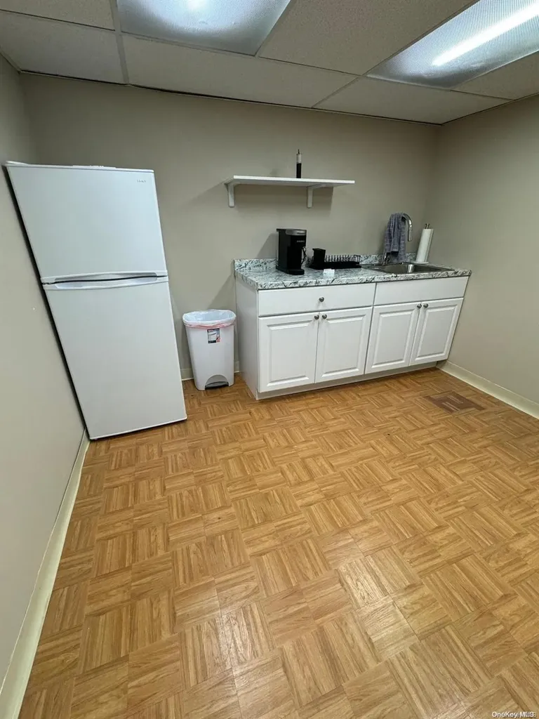 2104 Oxford Merrick NY 11566