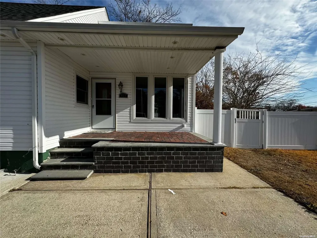 927 Jackson Avenue Lindenhurst NY 11757