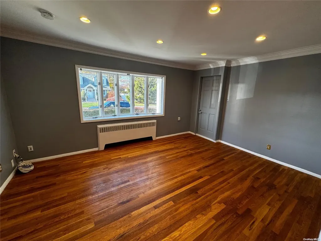 927 Jackson Avenue Lindenhurst NY 11757