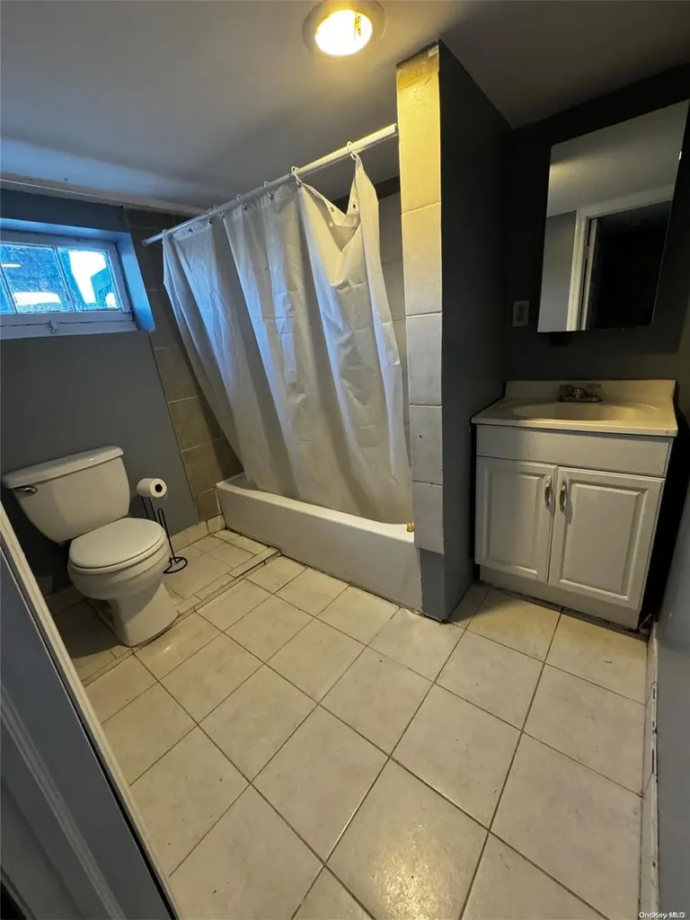 927 Jackson Avenue Lindenhurst NY 11757