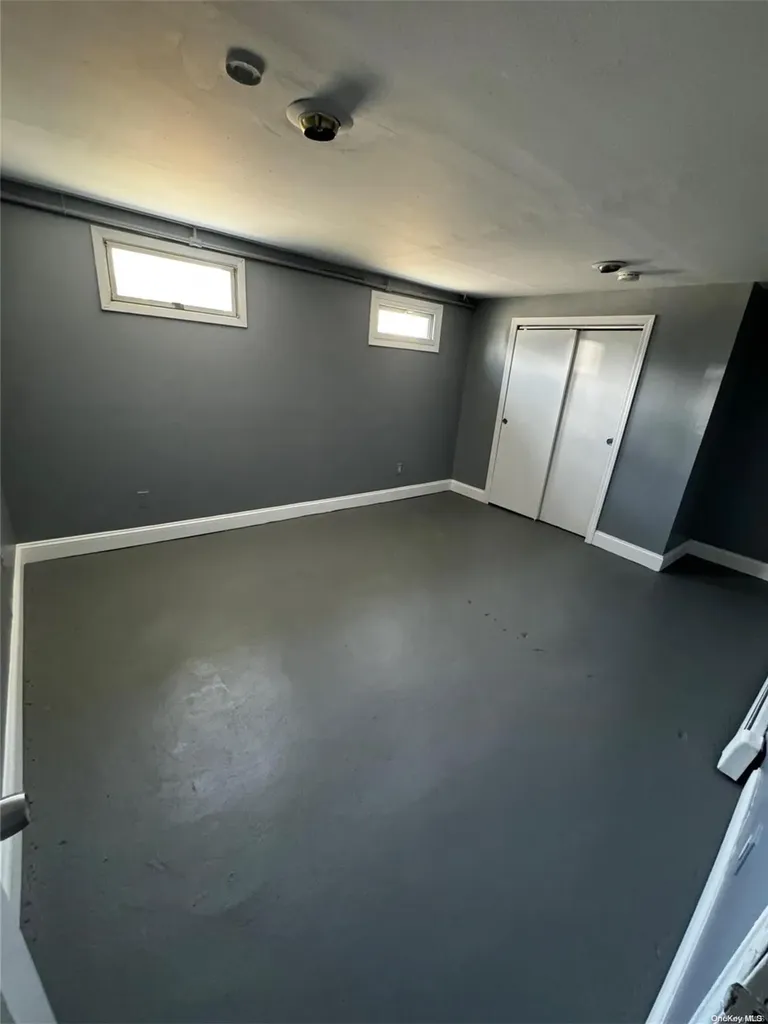 927 Jackson Avenue Lindenhurst NY 11757