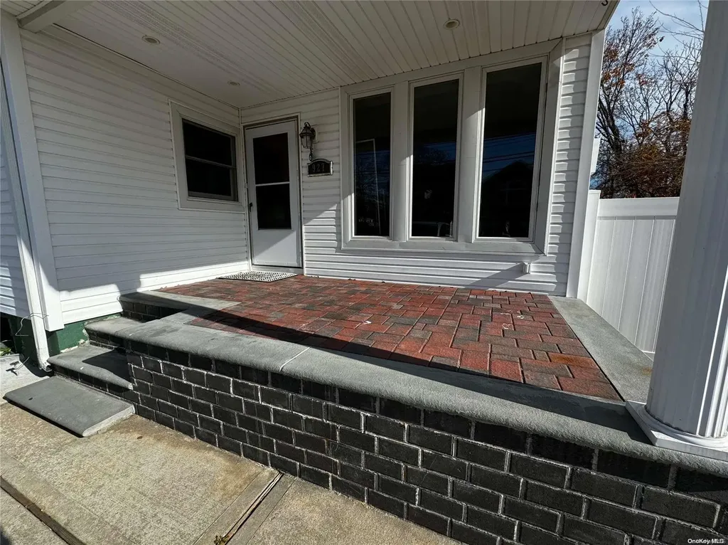 927 Jackson Avenue Lindenhurst NY 11757