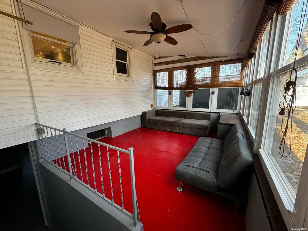 927 Jackson Avenue Lindenhurst NY 11757