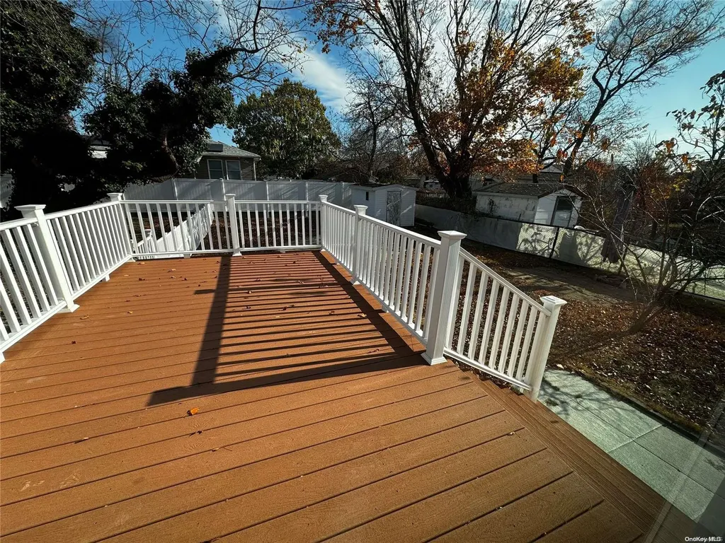 927 Jackson Avenue Lindenhurst NY 11757