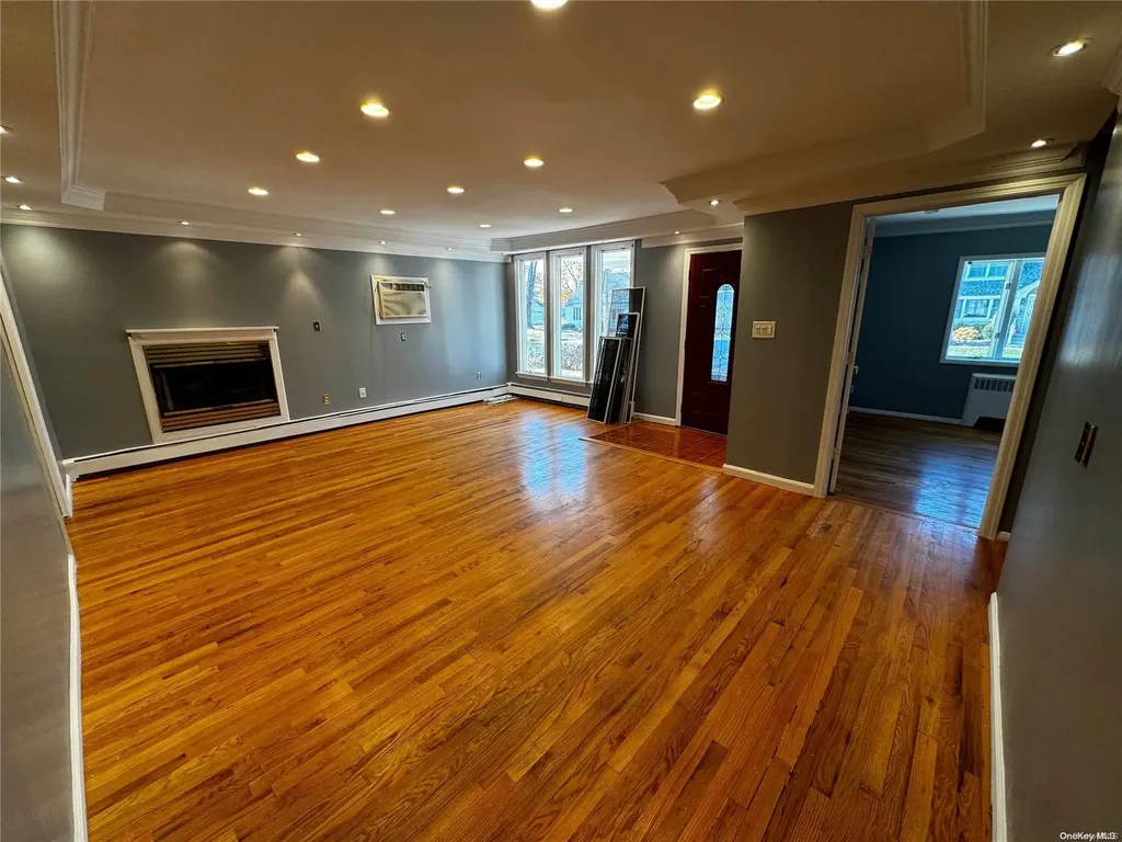 927 Jackson Avenue Lindenhurst NY 11757