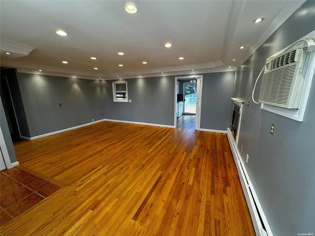 927 Jackson Avenue Lindenhurst NY 11757