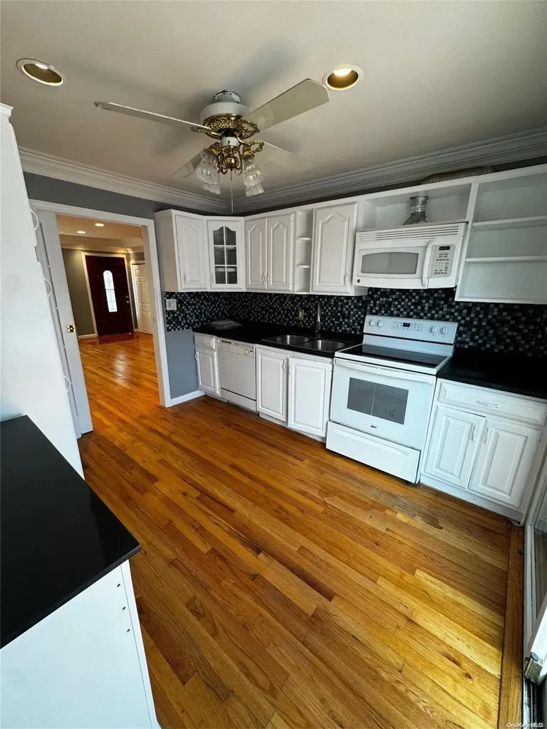 927 Jackson Avenue Lindenhurst NY 11757