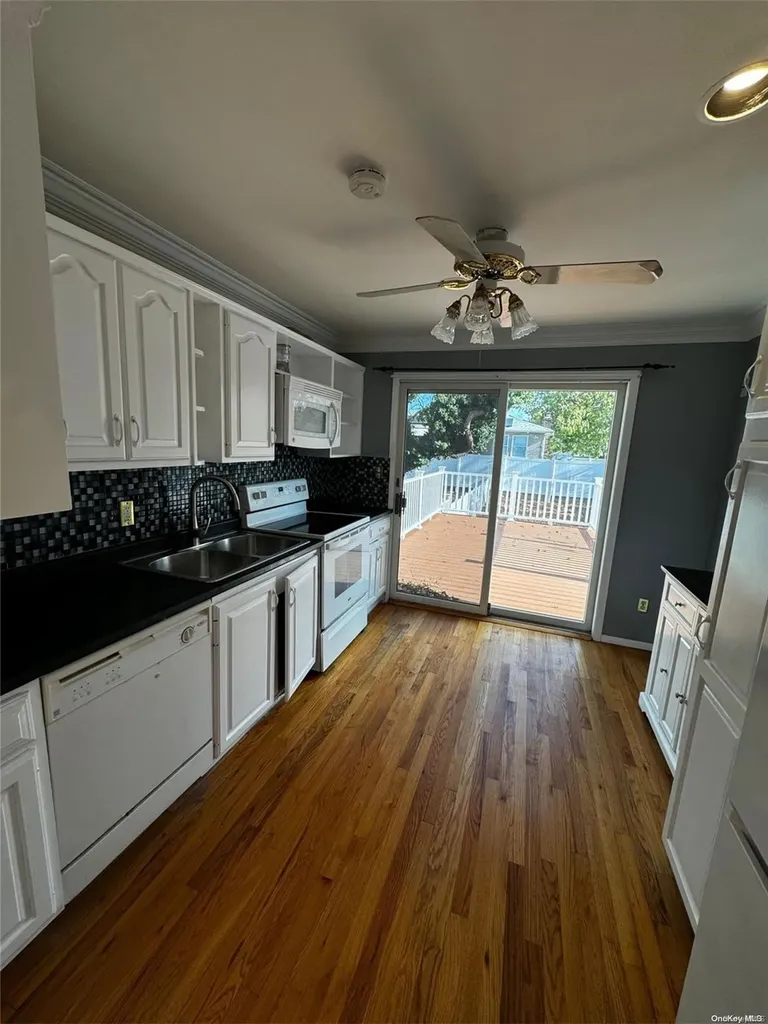 927 Jackson Avenue Lindenhurst NY 11757