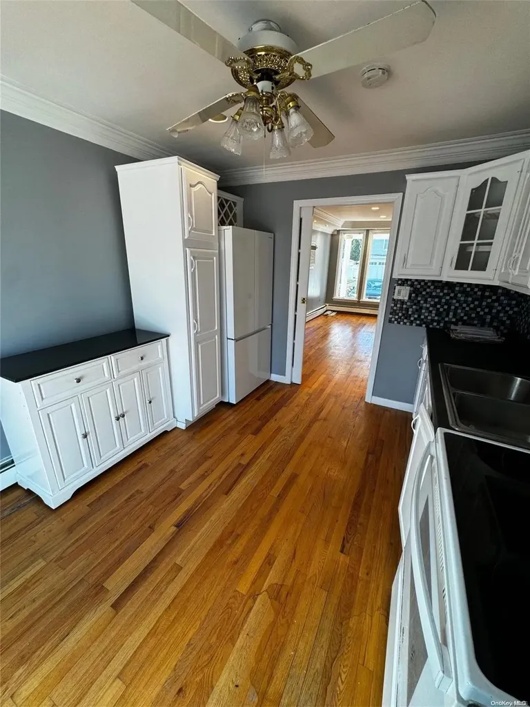 927 Jackson Avenue Lindenhurst NY 11757