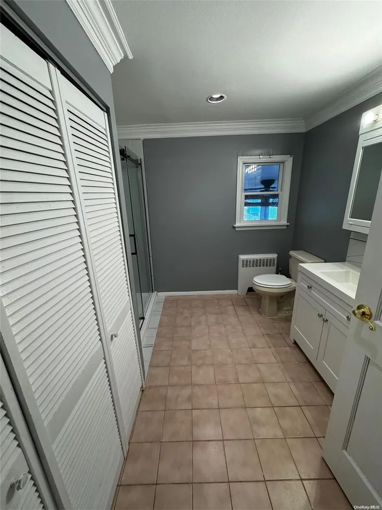 927 Jackson Avenue Lindenhurst NY 11757