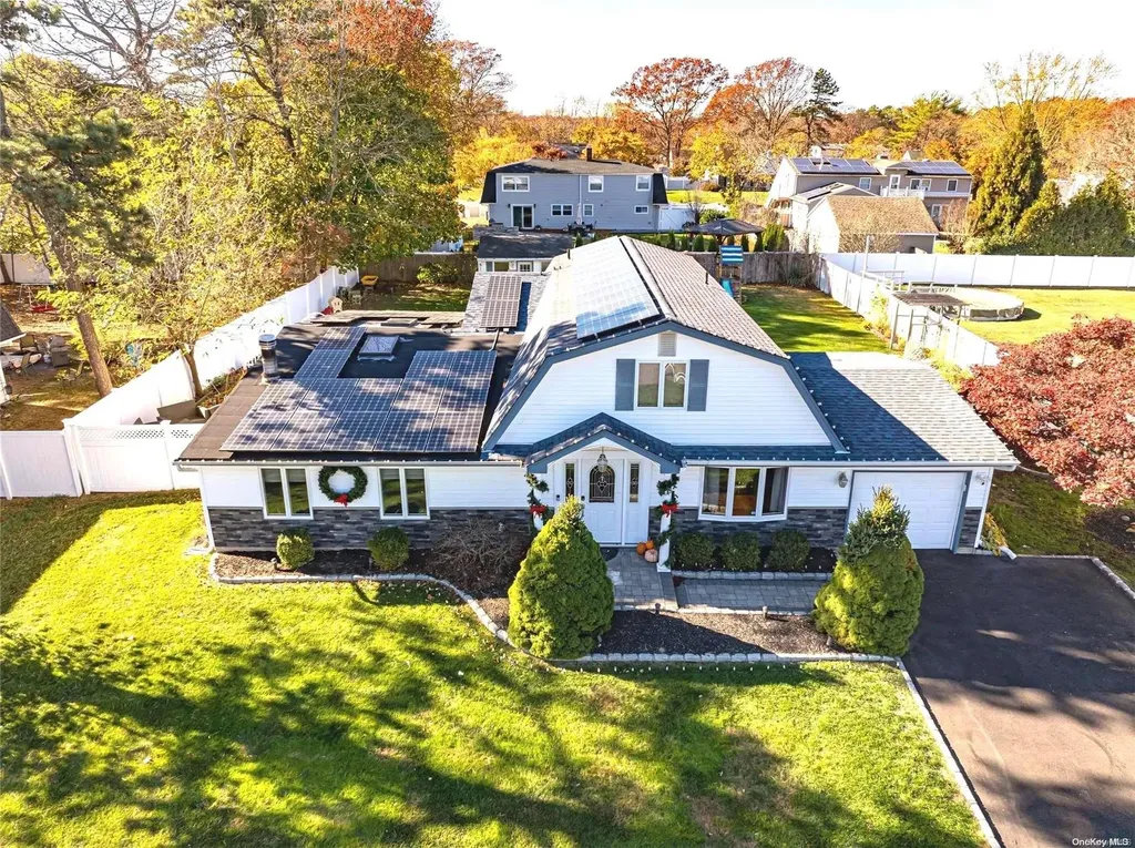 32 Torrey Pine Lane Medford NY 11763
