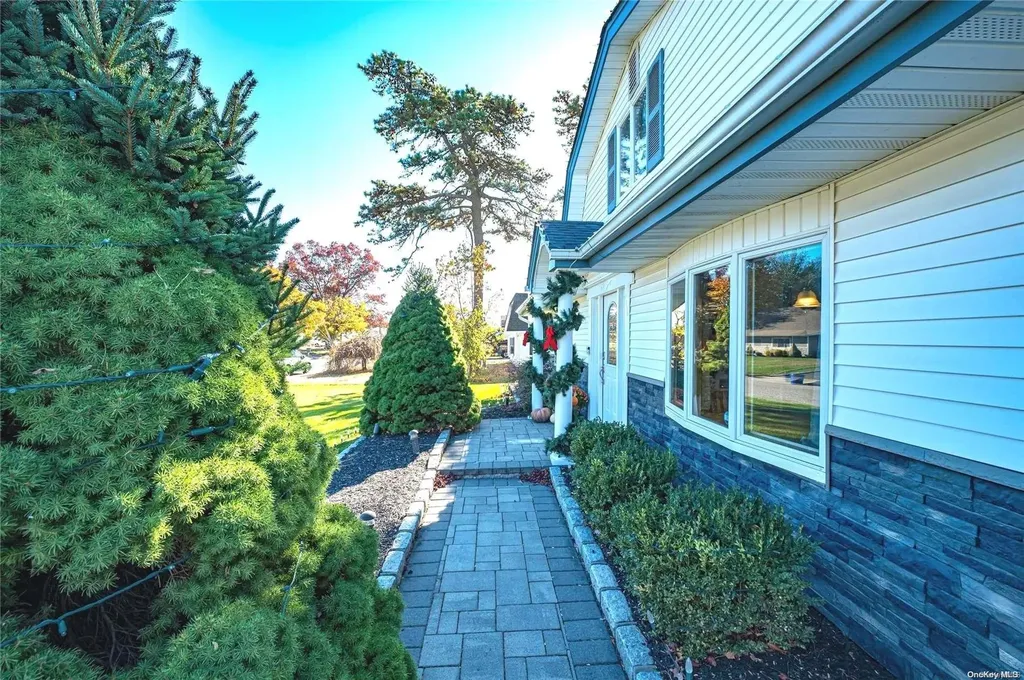 32 Torrey Pine Lane Medford NY 11763