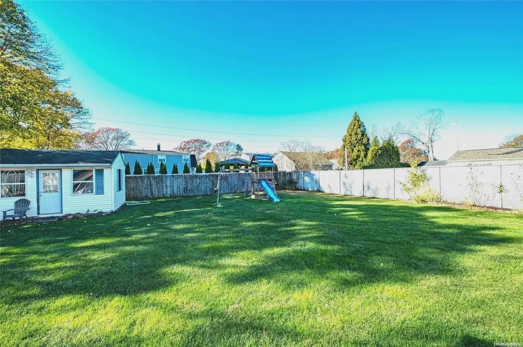 32 Torrey Pine Lane Medford NY 11763