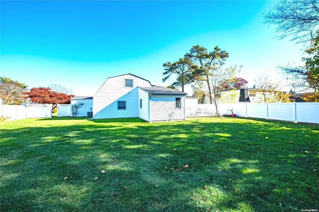 32 Torrey Pine Lane Medford NY 11763