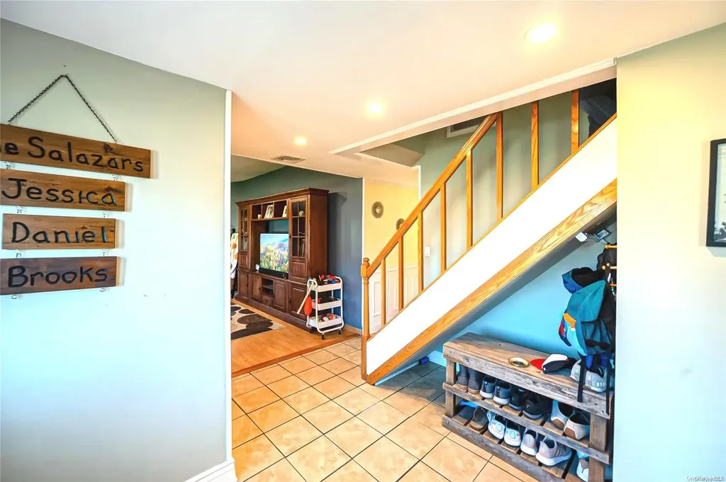 32 Torrey Pine Lane Medford NY 11763