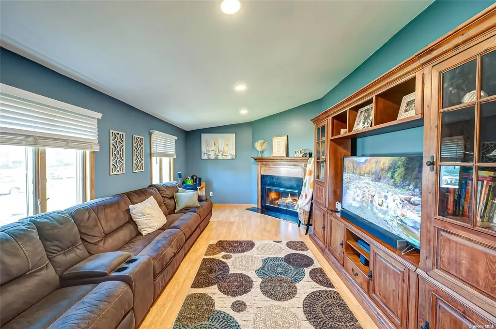 32 Torrey Pine Lane Medford NY 11763