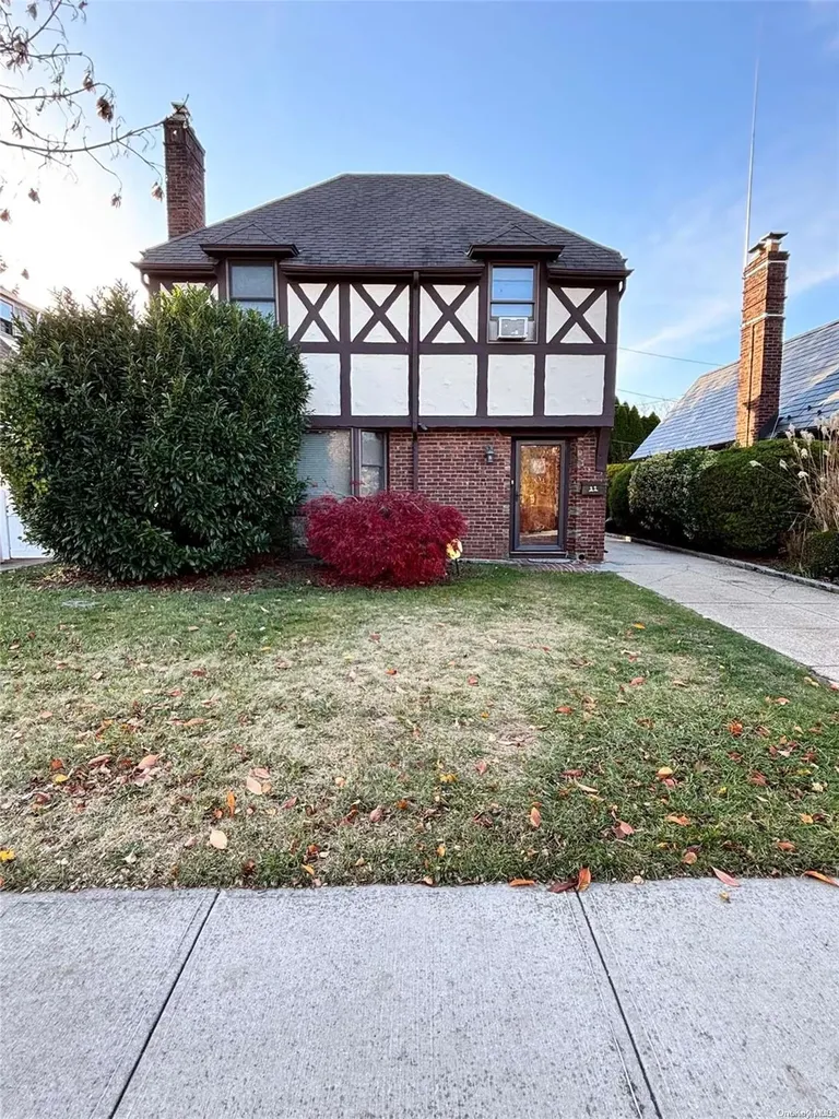 11 Kenilworth Road Mineola NY 11501