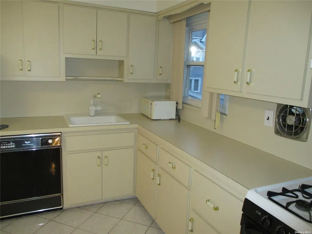 306 Hamilton Avenue Hewlett NY 11557