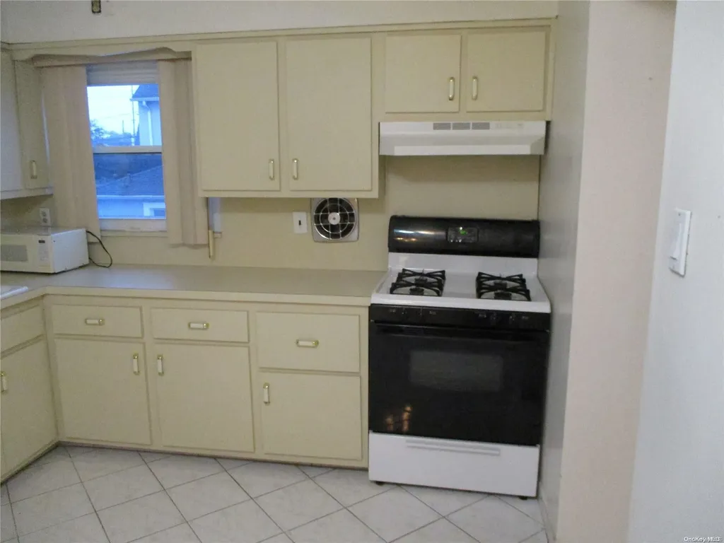 306 Hamilton Avenue Hewlett NY 11557
