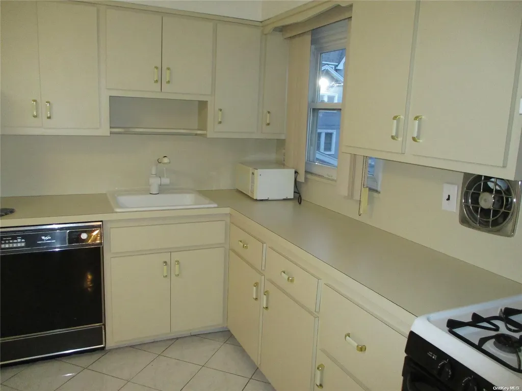 306 Hamilton Avenue Hewlett NY 11557
