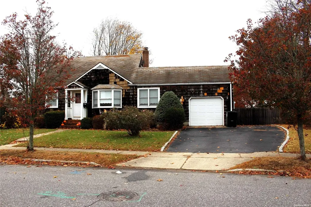 7 Alice Road West Islip NY 11795