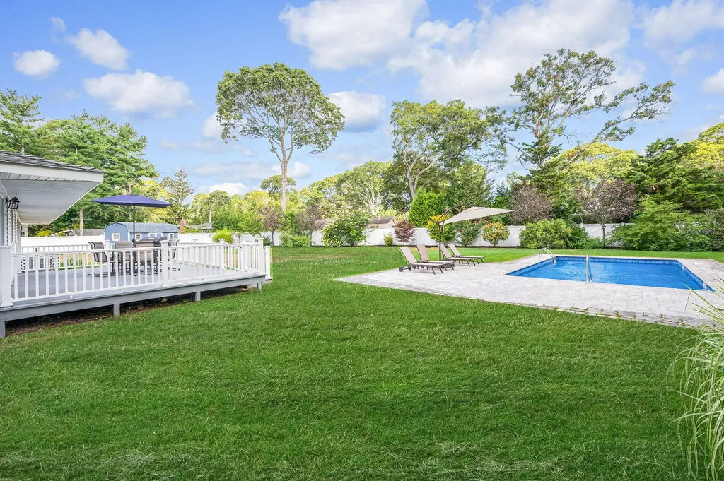 6 Rolling Hill Road Hampton Bays NY 11946