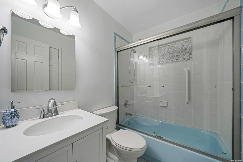 6 Rolling Hill Road Hampton Bays NY 11946