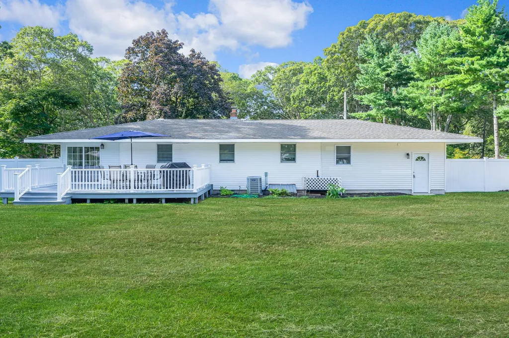 6 Rolling Hill Road Hampton Bays NY 11946