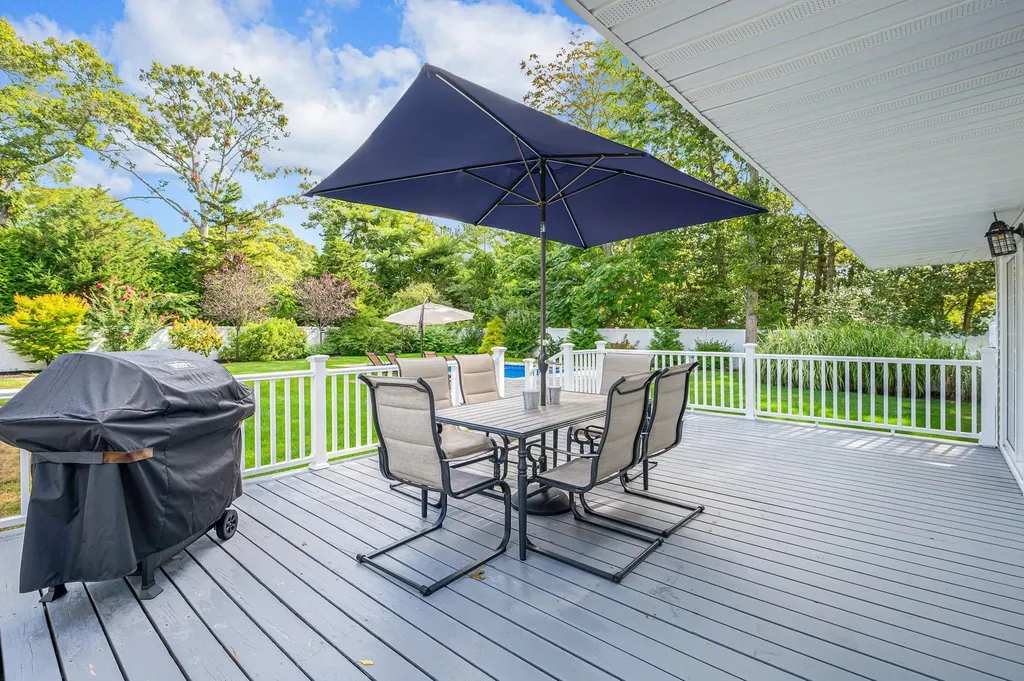 6 Rolling Hill Road Hampton Bays NY 11946