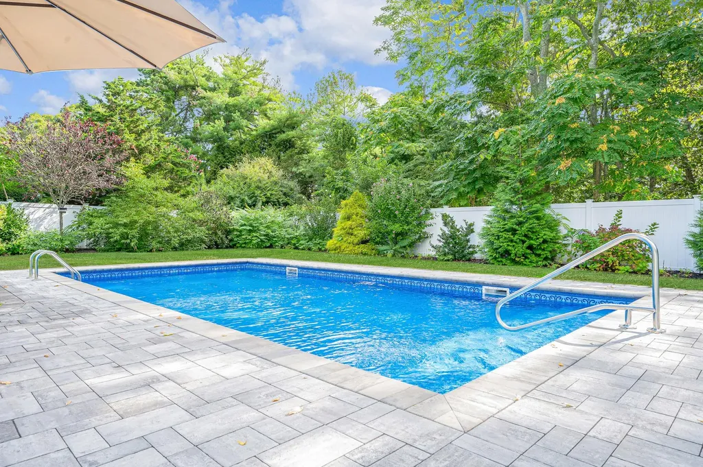 6 Rolling Hill Road Hampton Bays NY 11946