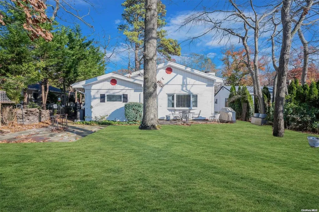 20 Lakeview Trail Ridge NY 11961
