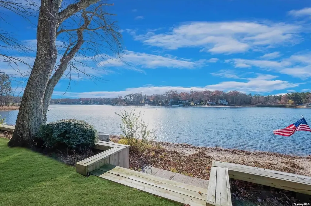 20 Lakeview Trail Ridge NY 11961