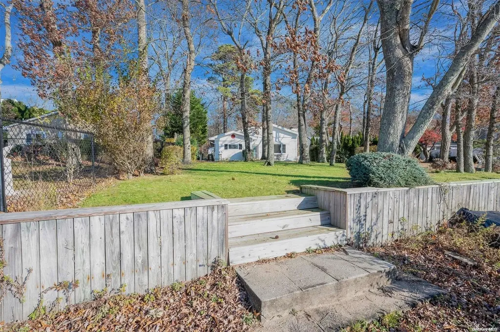 20 Lakeview Trail Ridge NY 11961