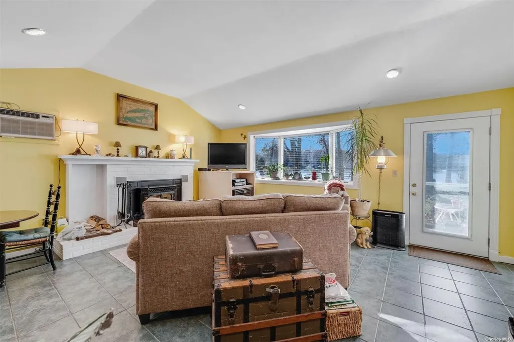 20 Lakeview Trail Ridge NY 11961