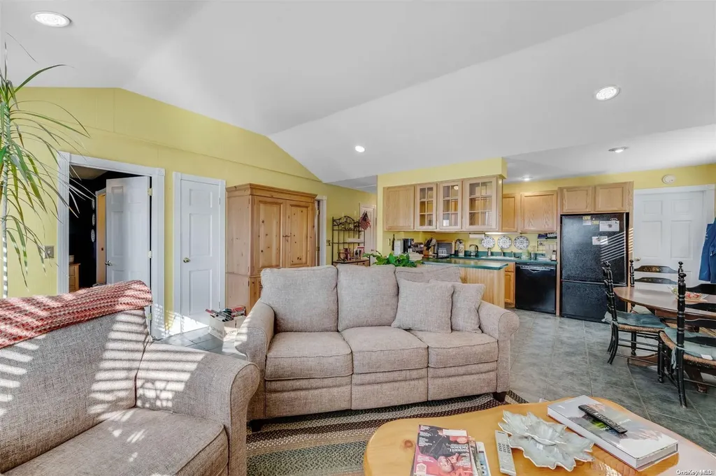 20 Lakeview Trail Ridge NY 11961