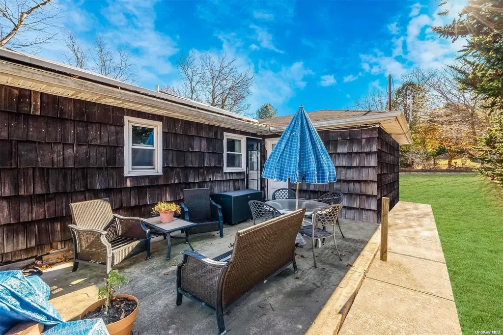 23 Hallock Lane Rocky Point NY 11778
