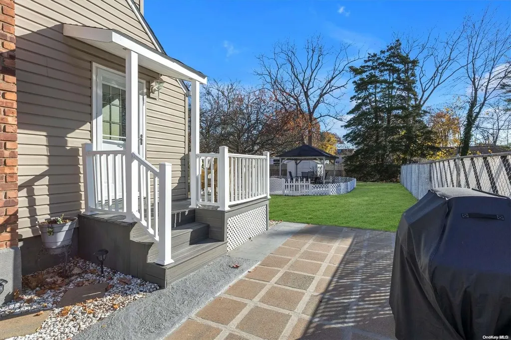 17 Berard Boulevard Oakdale NY 11769