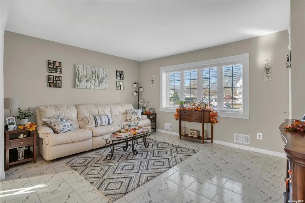 17 Berard Boulevard Oakdale NY 11769