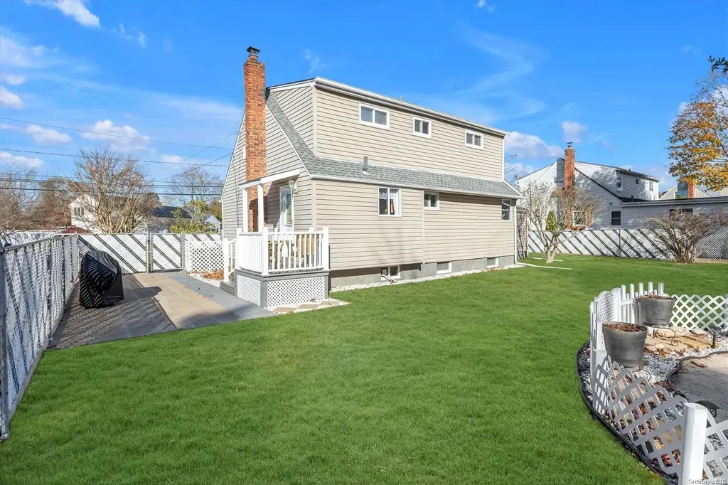 17 Berard Boulevard Oakdale NY 11769