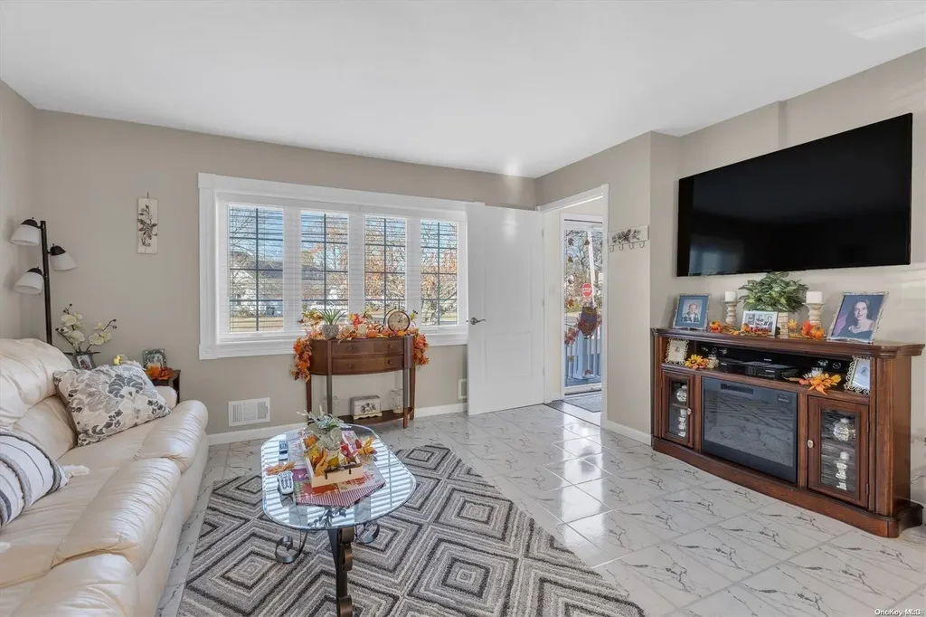 17 Berard Boulevard Oakdale NY 11769